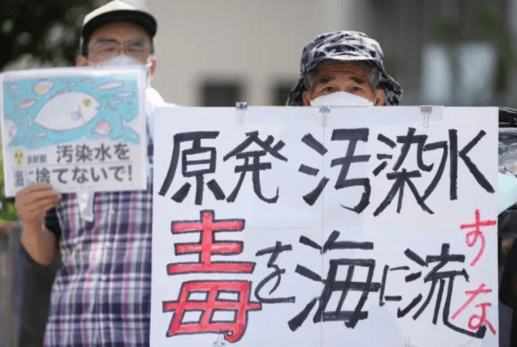 8月18日，日本民众再次在东京首相官邸附近发起集会，要求政府遵守当初作出的不擅自处置核污染水的承诺，撤回核污水排海计划。新华社