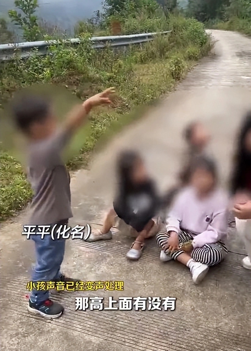 雲南「野孩子」平平已習慣穿衣服，且開始與其他小朋友接觸互動。