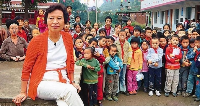 魚毛於2005年將TVB給她近半數的退休金捐到貴州興建小學。