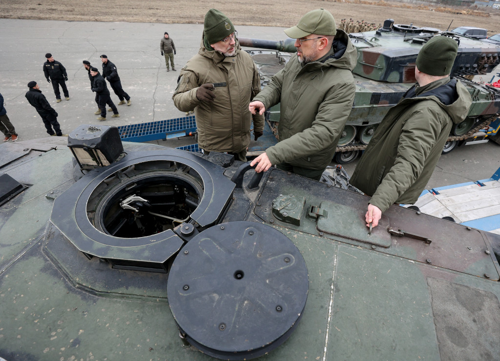 乌克兰总理什米加尔与防长列兹尼科夫一同查看「豹2」坦克。 路透社