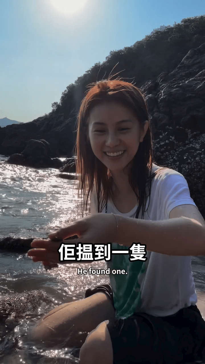 鄧月平在海邊展露燦爛笑容，似乎對這次出海收穫甚豐。
