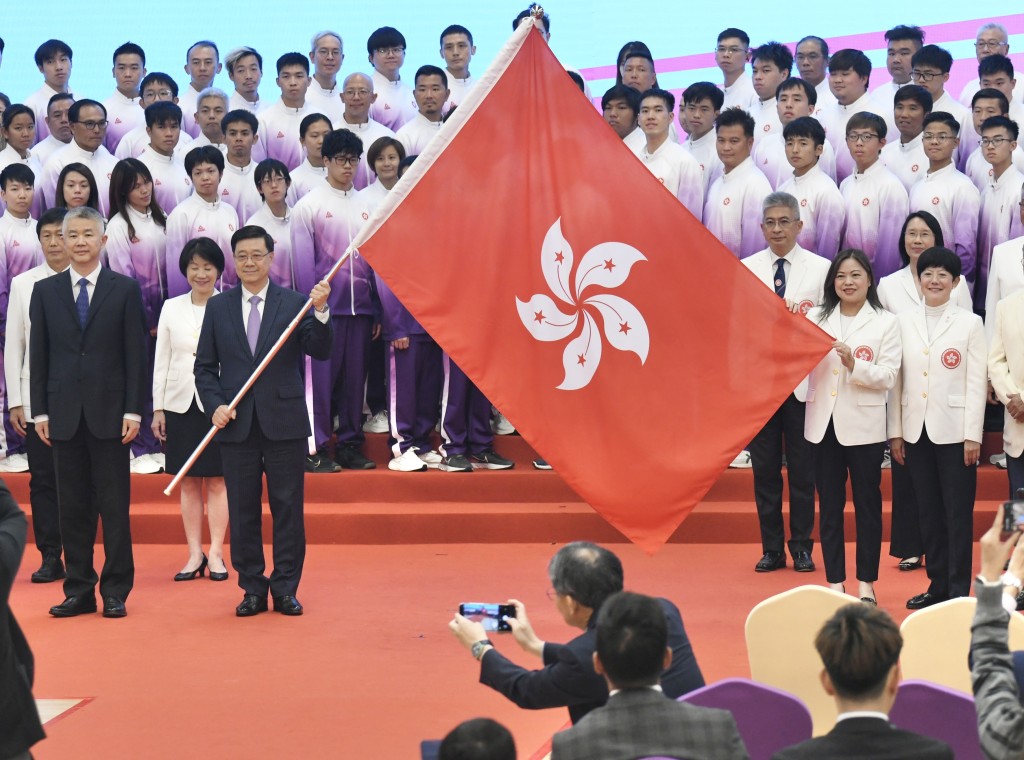行政長官李家超為殘特奧會香港代表團授旗。