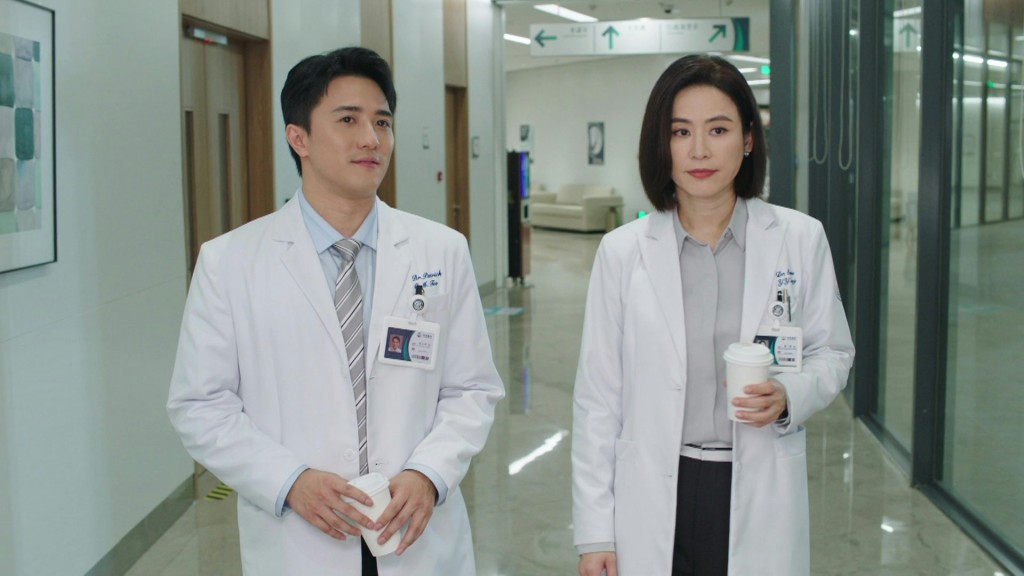 他在《巨塔之后》穿医生服演专业人士，短短几场戏大受好评。