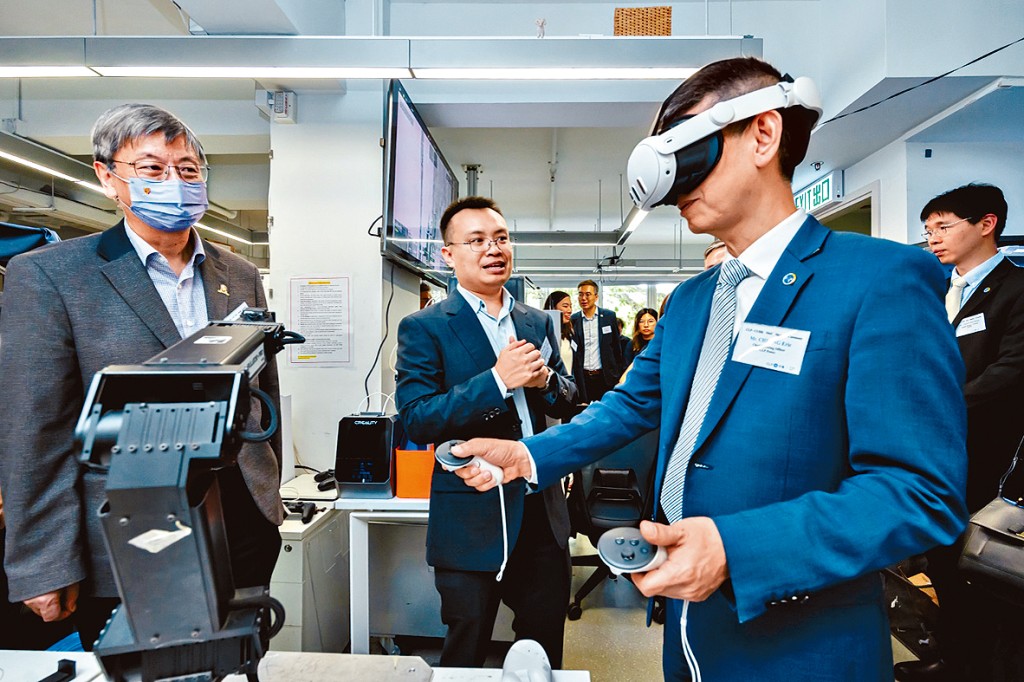 工程學員在虛擬提示下掌握步驟。