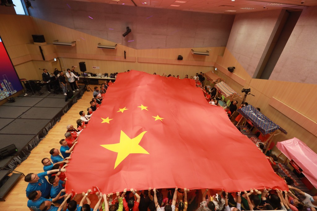 全體觀眾一同揮動巨型國旗以祝賀香港回歸26周年。