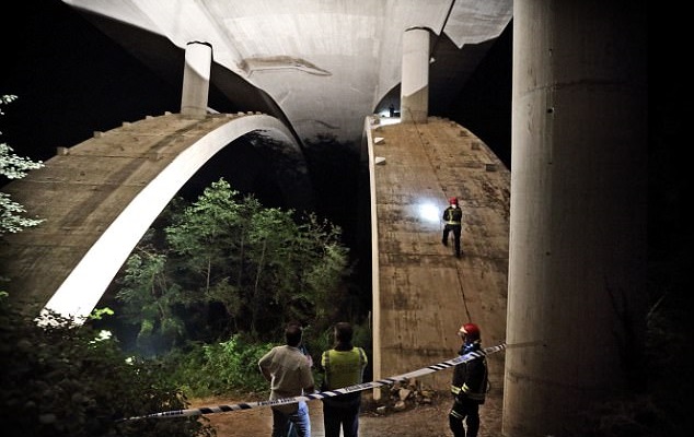 根據西班牙當地的法律規定,肇事地點的橋梁並不適合「笨豬跳」。