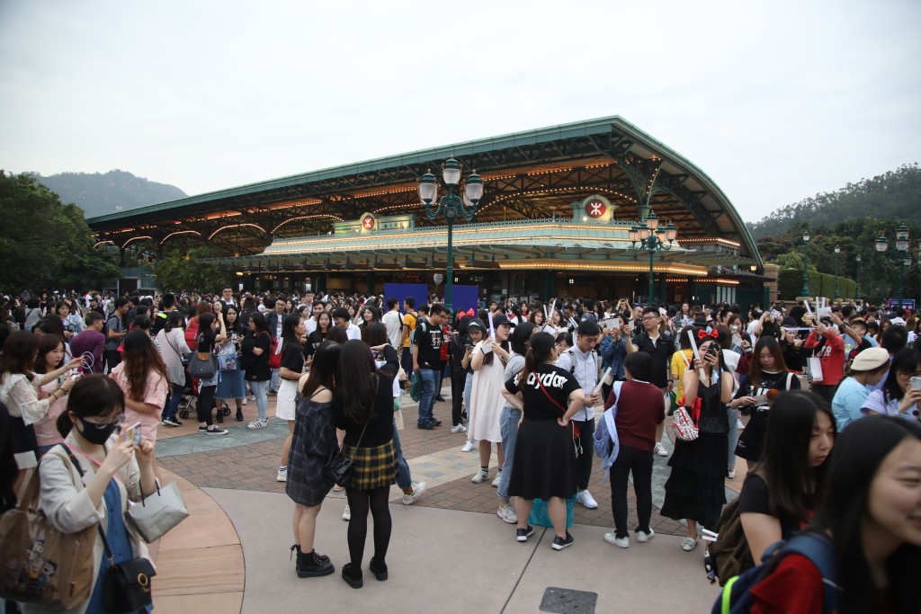 2018年至2019年的五月天在12場迪士尼場地的演唱會，共吸30萬人次參加！