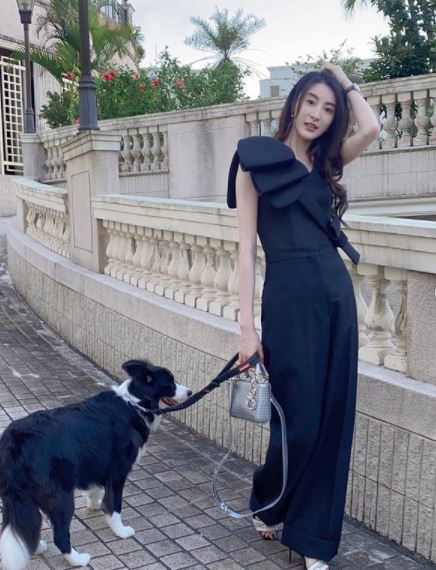 林夏薇閒時帶愛犬在家中一帶散步。