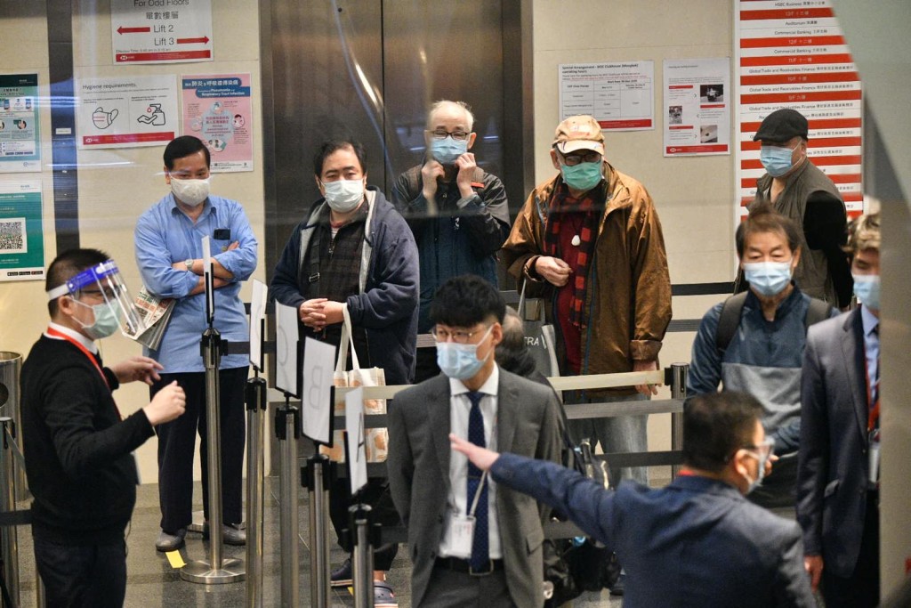 市民排队分隔较疏落