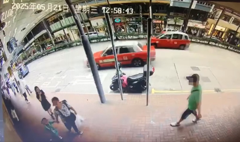 奇怪的是綠衣男突然折返,於3秒後的 12:58:42再次入鏡,今次從右往左行, 期間也似乎瞄著電單車而行。fb「香港突發事故報料區2.0」截圖 奇怪的是綠衣男突然折返,於3秒後的 12:58:42再次入鏡,今次從右往左行, 期間也似乎瞄著電單車而行。fb「香港突發事故報料區2.0」截圖