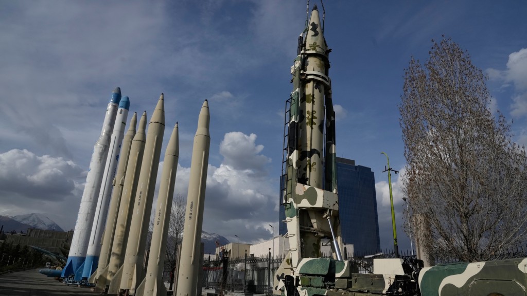 在伊朗首都德黑蘭北部展出的伊朗國產導彈。 美聯社