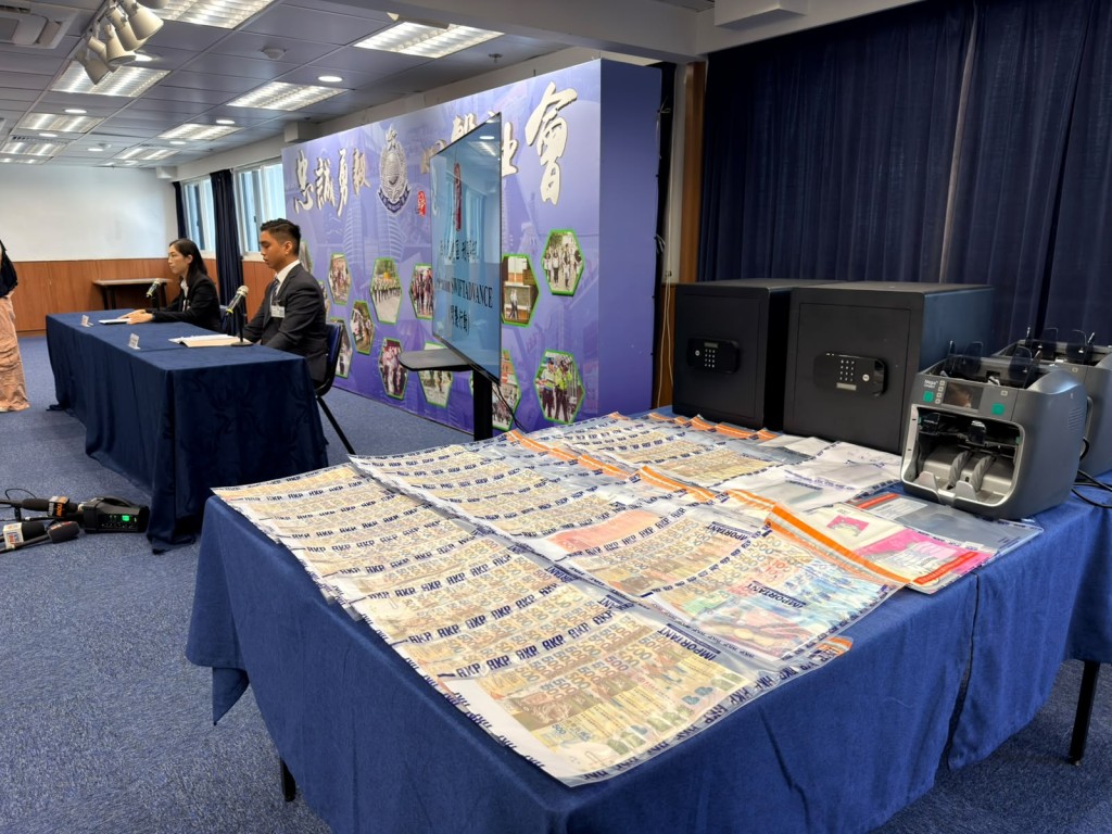 證物包括大量現金。 證物包括大量現金。