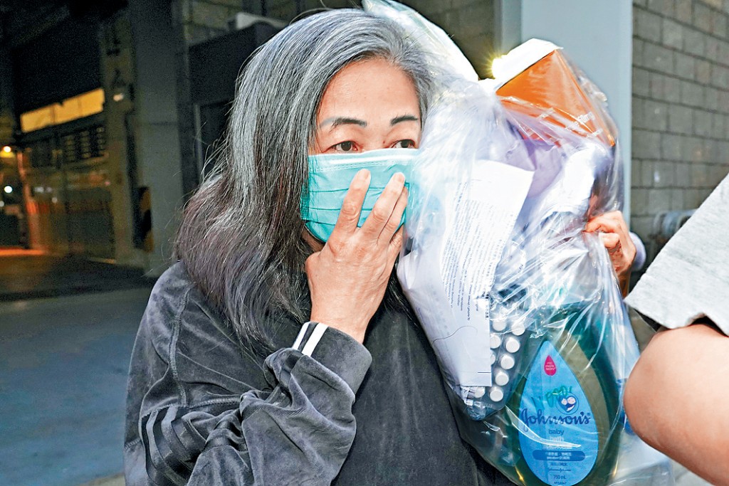 李瑞香獲准保釋後，帶同部分個人物品步出高院。