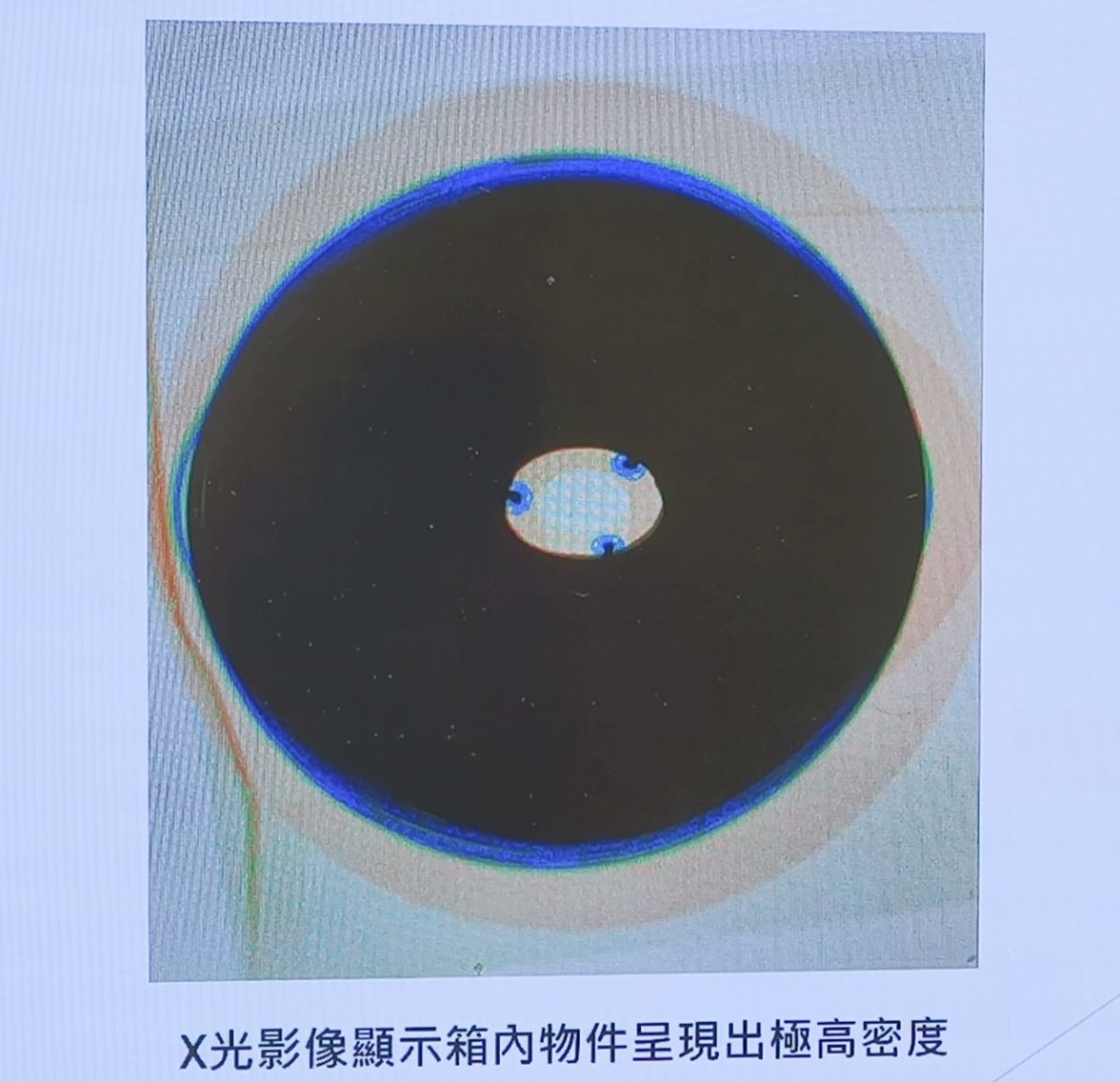 海關用X光檢查紙箱,發現箱內物件密度異常地高。徐裕民攝 海關用X光檢查紙箱,發現箱內物件密度異常地高。徐裕民攝