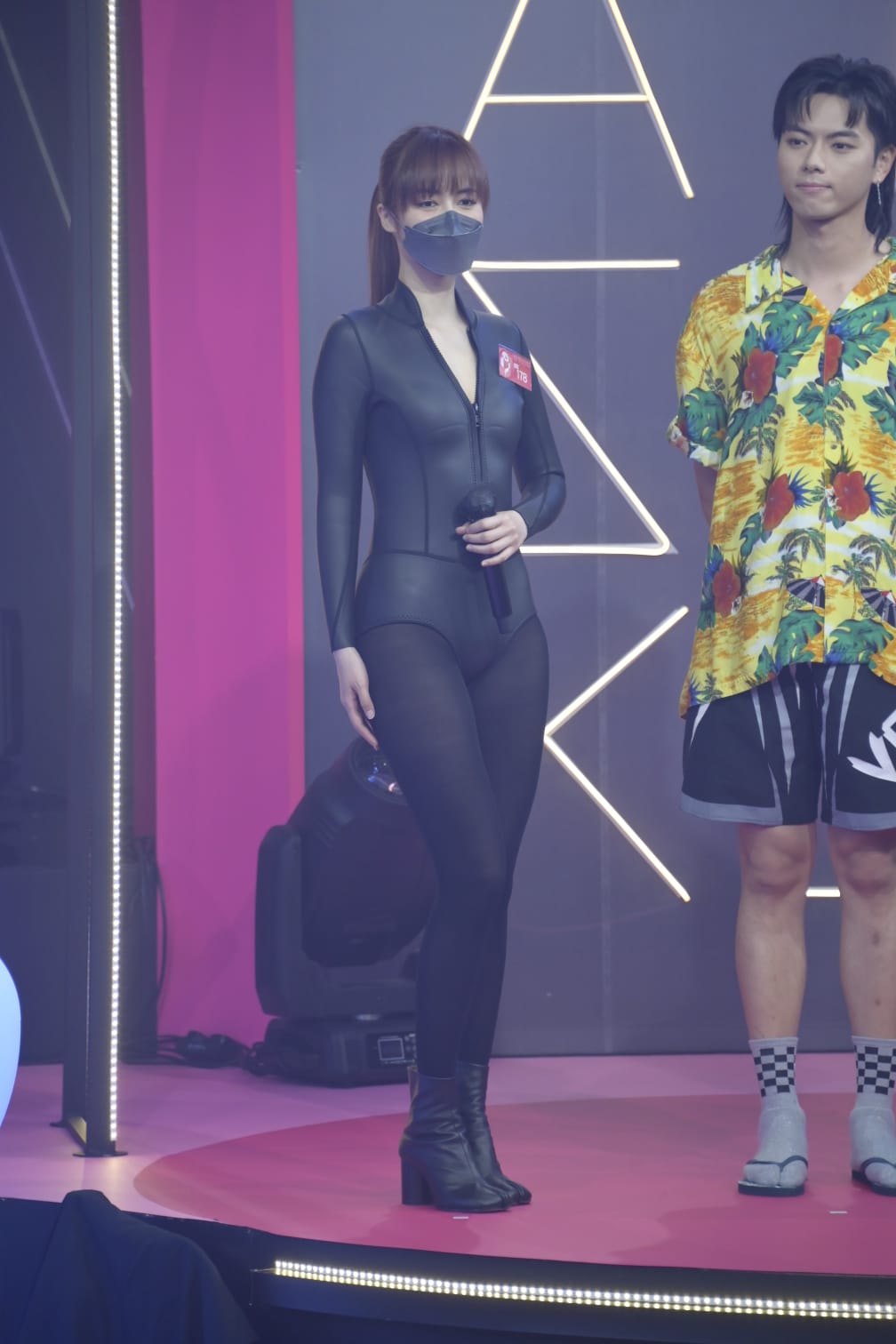 「178」在自选泳衣环节中，穿上潜水衣登场。