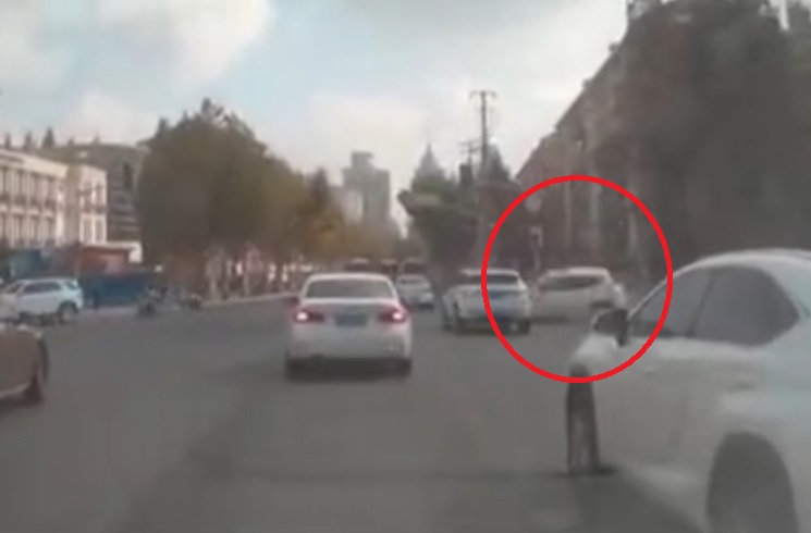 私家車突衝出路口。網上截圖