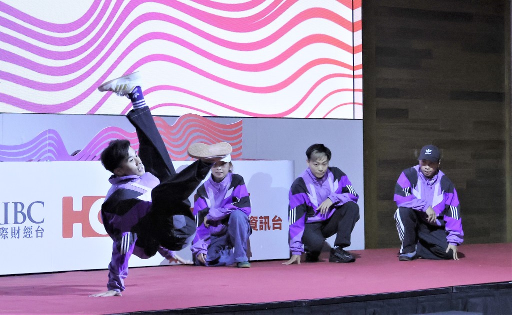 B-Boy C Plus 表演本屆亞運項目之一的霹靂舞。 本報記者攝