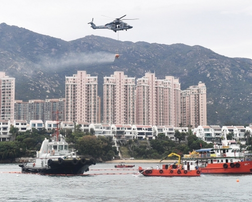 圖示油污應變小組清理模擬溢漏在海面的油污,政府飛行服務隊及其他應變小組亦到場。新聞處