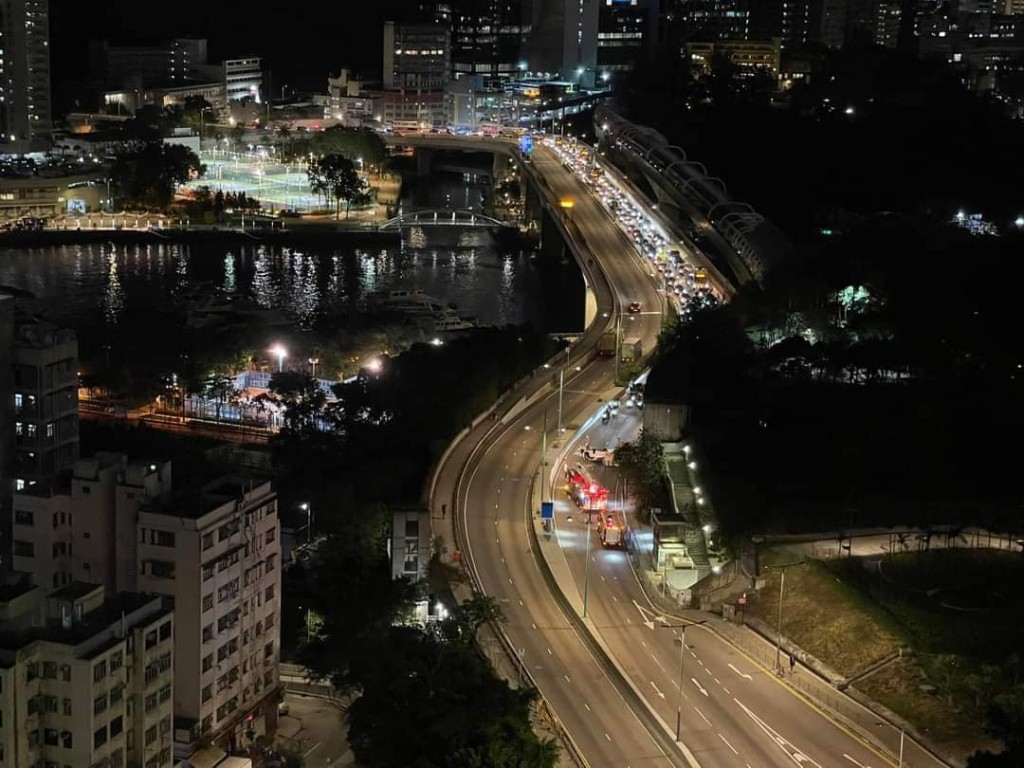 现场交通挤塞。香港突发事故报料区FB