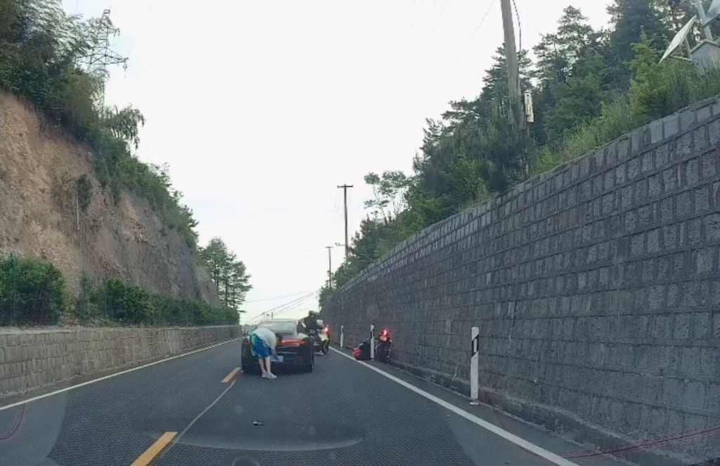 保時捷司機肇事後第一時間換車牌。抖音＠項少.玩機車