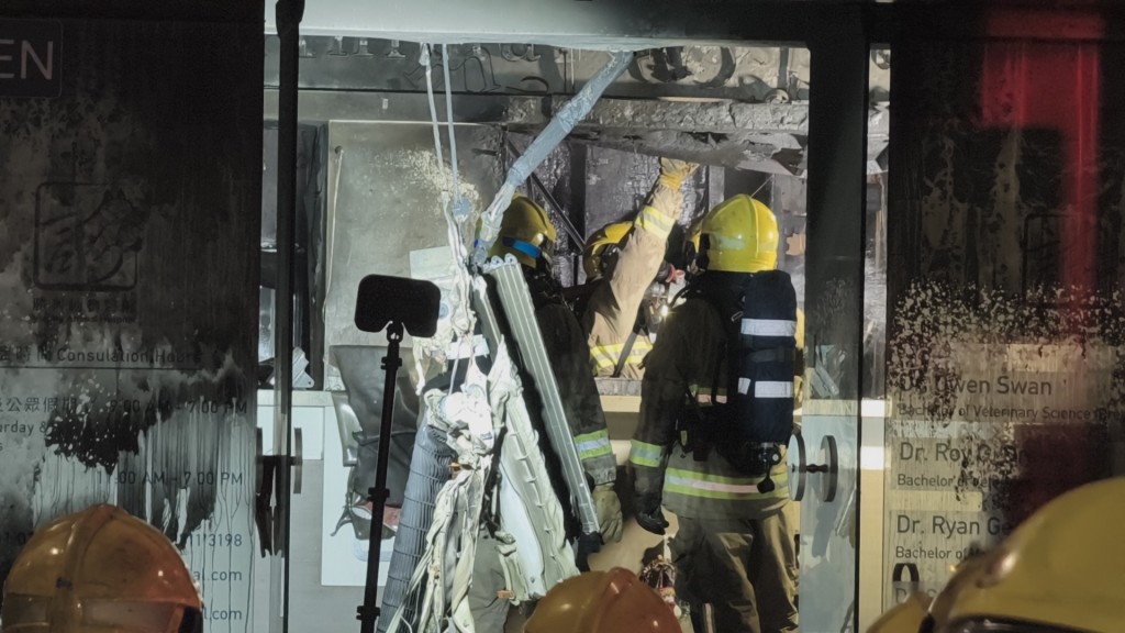 獸醫診所被燒至嚴重熏黑。