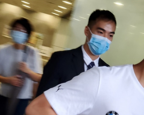 被告陳文灝(中)。 王尚哲攝