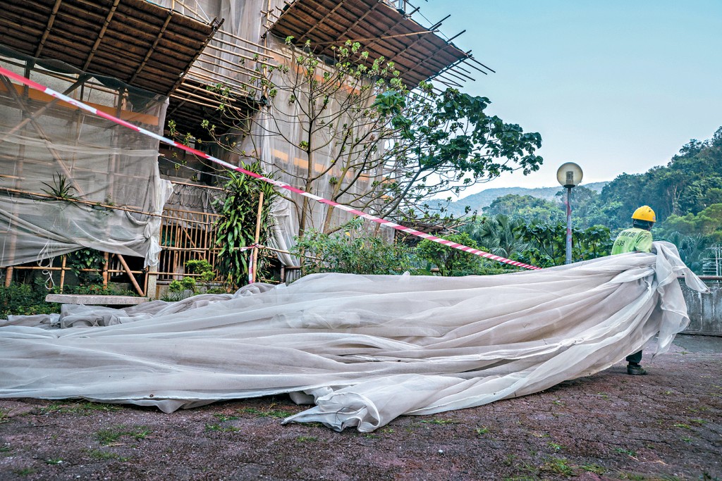 柴灣峰華邨工人正拆除棚網。