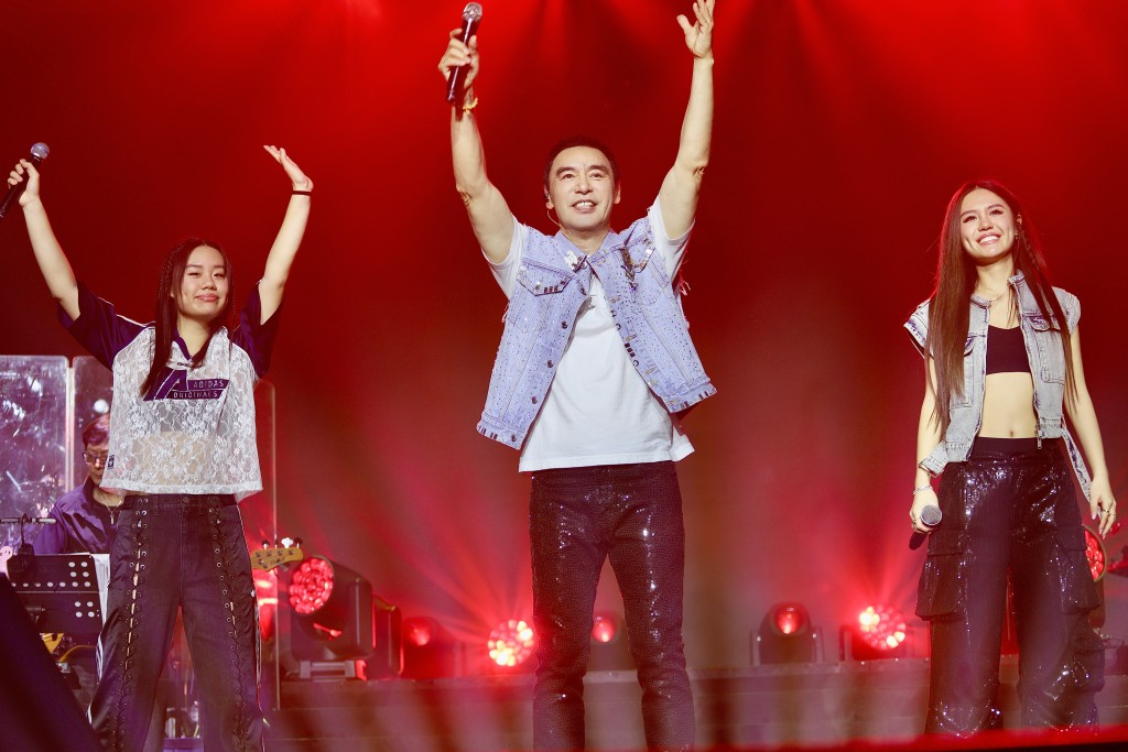 B哥日前與兩名女兒鍾幗（左）及鍾懿（右），在新加坡的個唱上夾band演出。