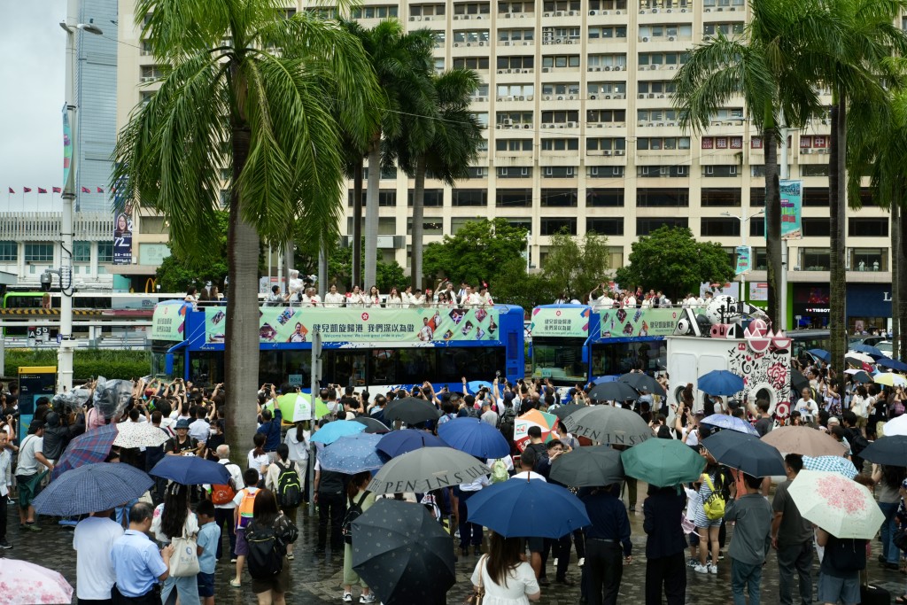 港队奥运选手巴士巡游，尖沙咀天星码头情况。刘骏轩摄