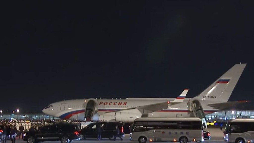 普京乘專機離開北京，結束兩日訪華行程。央視截圖