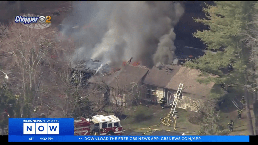 房子最后被大火完全烧毁。CBS新闻截图