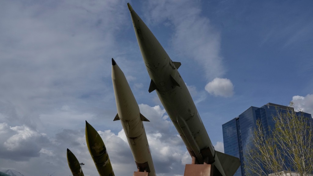 在伊朗首都德黑兰北部展出的伊朗国产导弹。 美联社