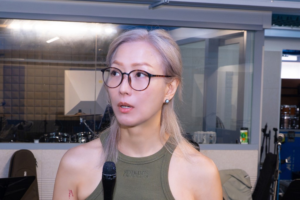 鄭秀文拍片向觀眾交代，表示突然收延期通知感震驚與失望。