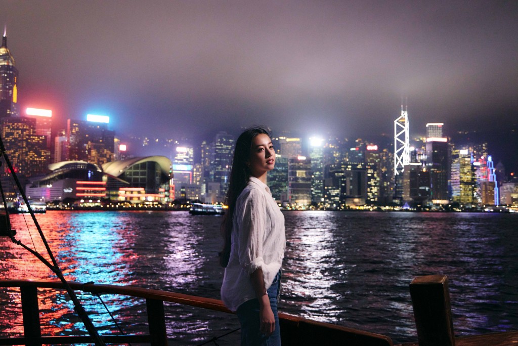 光希登上傳統中式帆船「張保仔號」,欣賞維港的景致。旅發局圖片 光希登上傳統中式帆船「張保仔號」,欣賞維港的景致。旅發局圖片