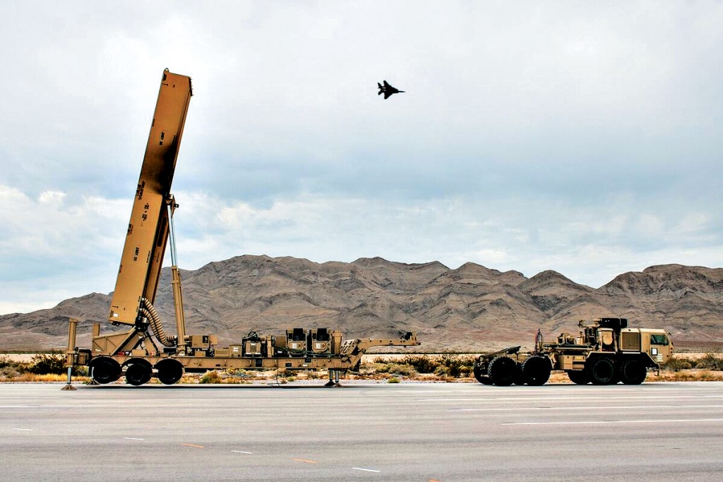 在美國內華達州的空軍基地，一輛卡車在運載長程高超音速導彈的發射器。