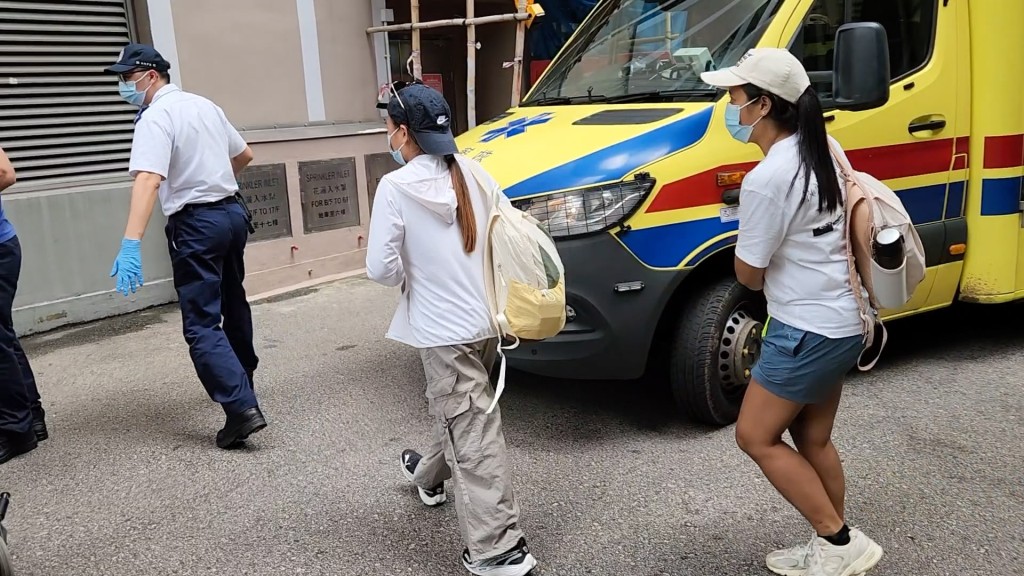 女子(右)遭猴子抓傷手,由友人陪同送院。梁國峰攝 女子(右)遭猴子抓傷手,由友人陪同送院。梁國峰攝