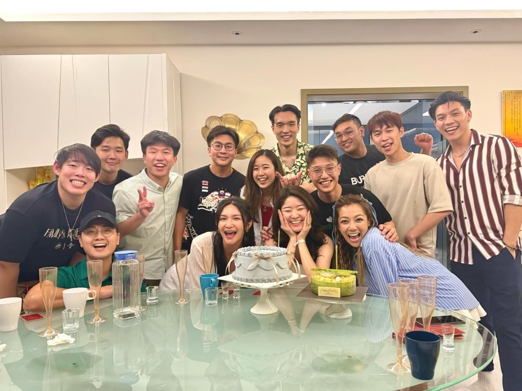 仲有鄭俊弘、何雁詩及一班圈外朋友狂歡慶祝許惠菁的27歲的生日。