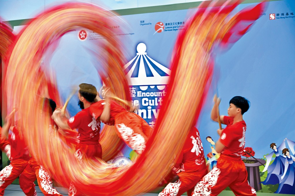 嘉年华揭幕设有舞龙环节，让市民近距离观赏传统技艺。