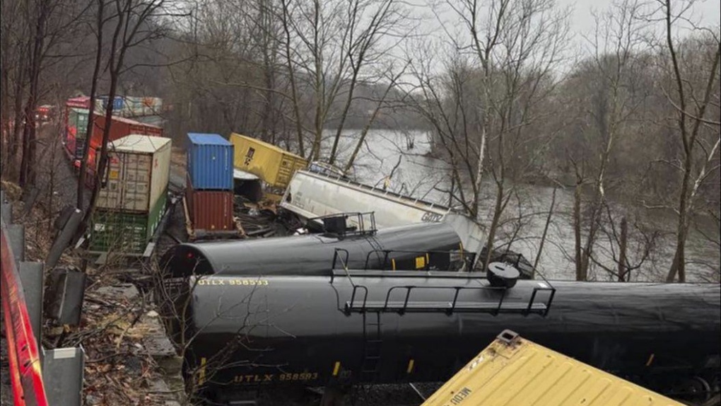美國列車相撞，有車卡翻進河溝。