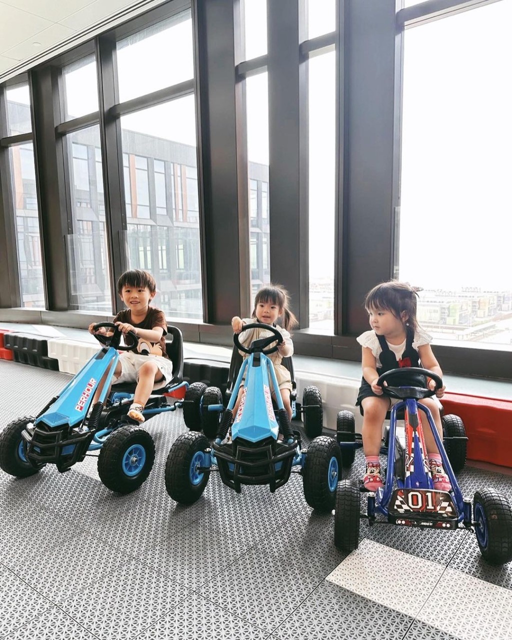 在賽車場內,孩子可以駕駛小型腳踏賽車,進行模擬賽車比賽。(圖片來源:受訪者提供) 在賽車場內,孩子可以駕駛小型腳踏賽車,進行模擬賽車比賽。(圖片來源:受訪者提供)
