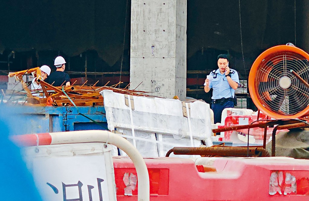 警員在發生奪命工業意外地盤內調查。