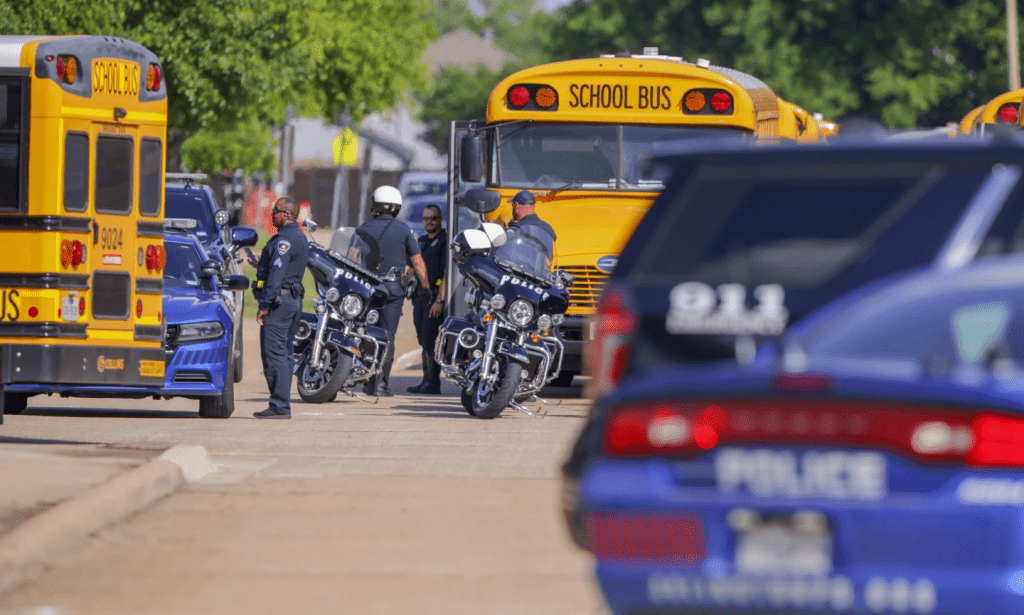 德州阿灵顿市的鲍伊高中发生枪击案。 AP