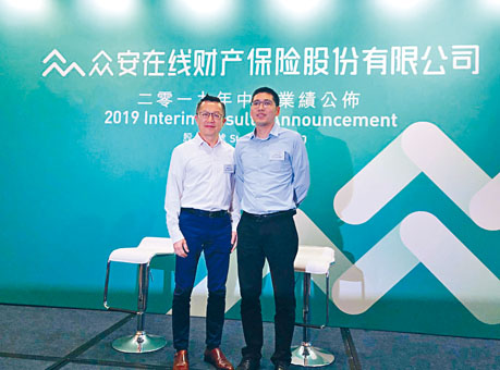 姜兴（右）称，由于集团保单数量大且产品碎片化，产生的投诉比例于保单层面看确实较高。