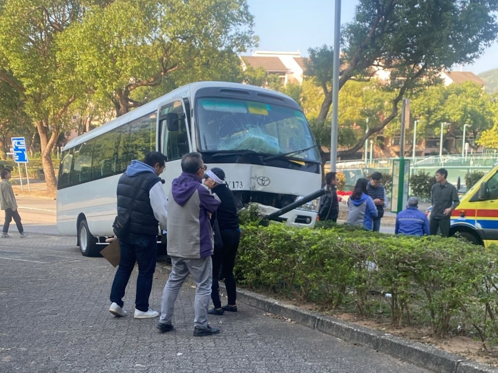 小巴車頭凹陷，燈柱被撞倒。FB：Martyn Keen@DB Matters