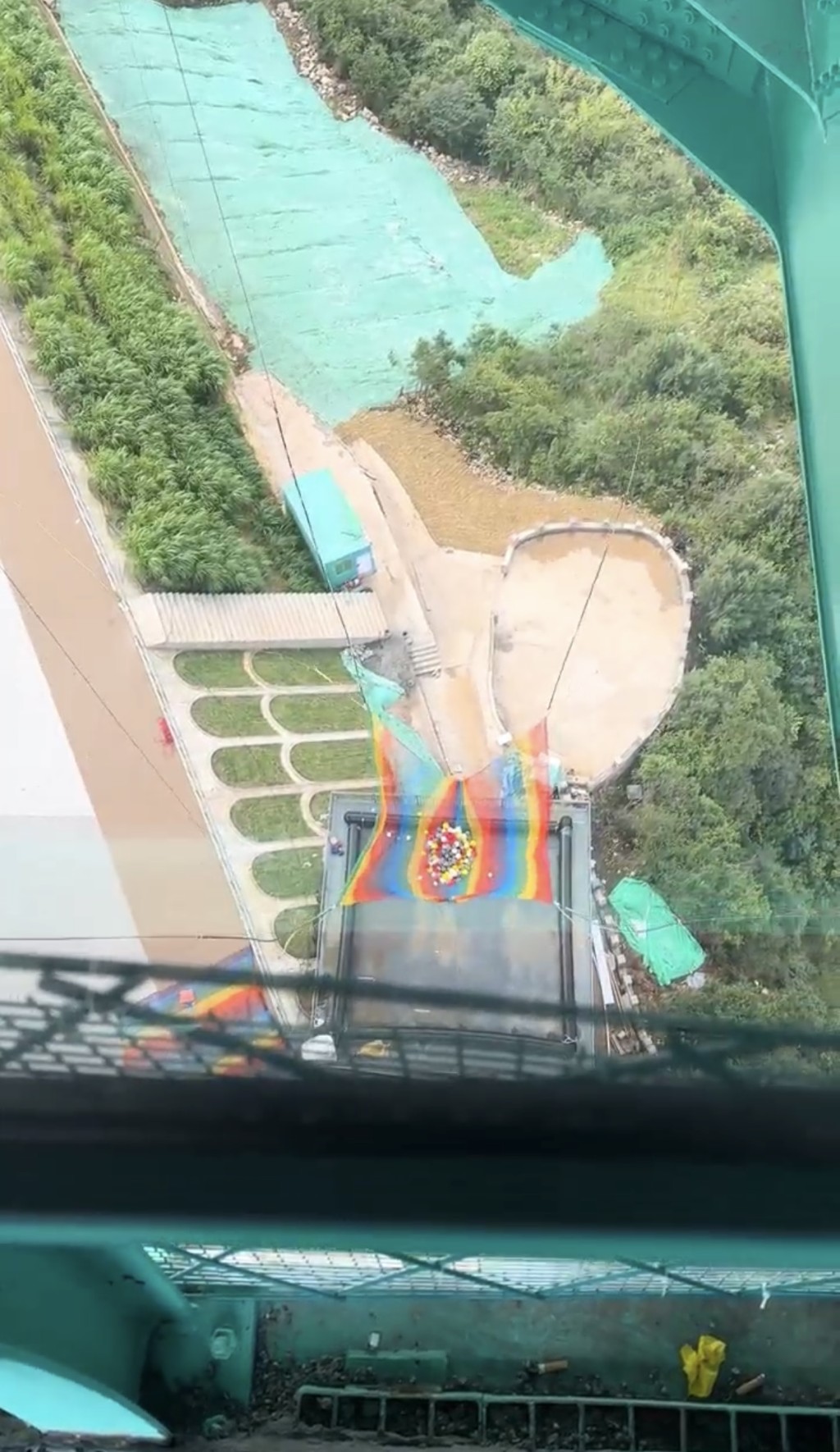 貴州花江峽谷大橋推「無繩笨豬跳」 。抖音@花江峽谷大橋蹦極 貴州花江峽谷大橋推「無繩笨豬跳」 。抖音@花江峽谷大橋蹦極