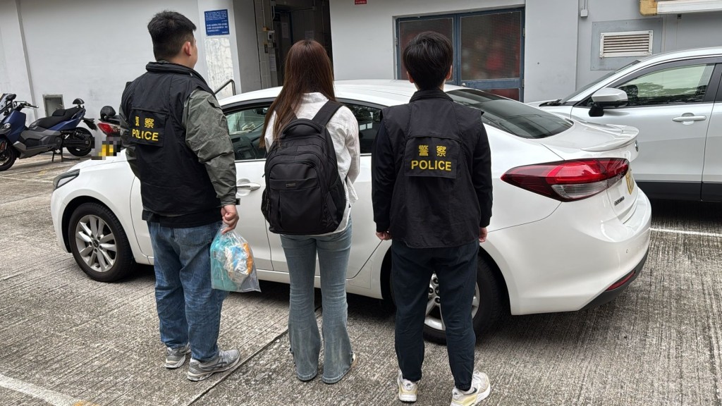 被捕女子帶署調查。