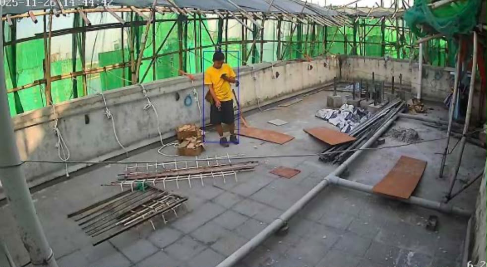 身穿承建商「宏業」制服的工人在首先起火的宏昌閣天台吸煙。委員會文件