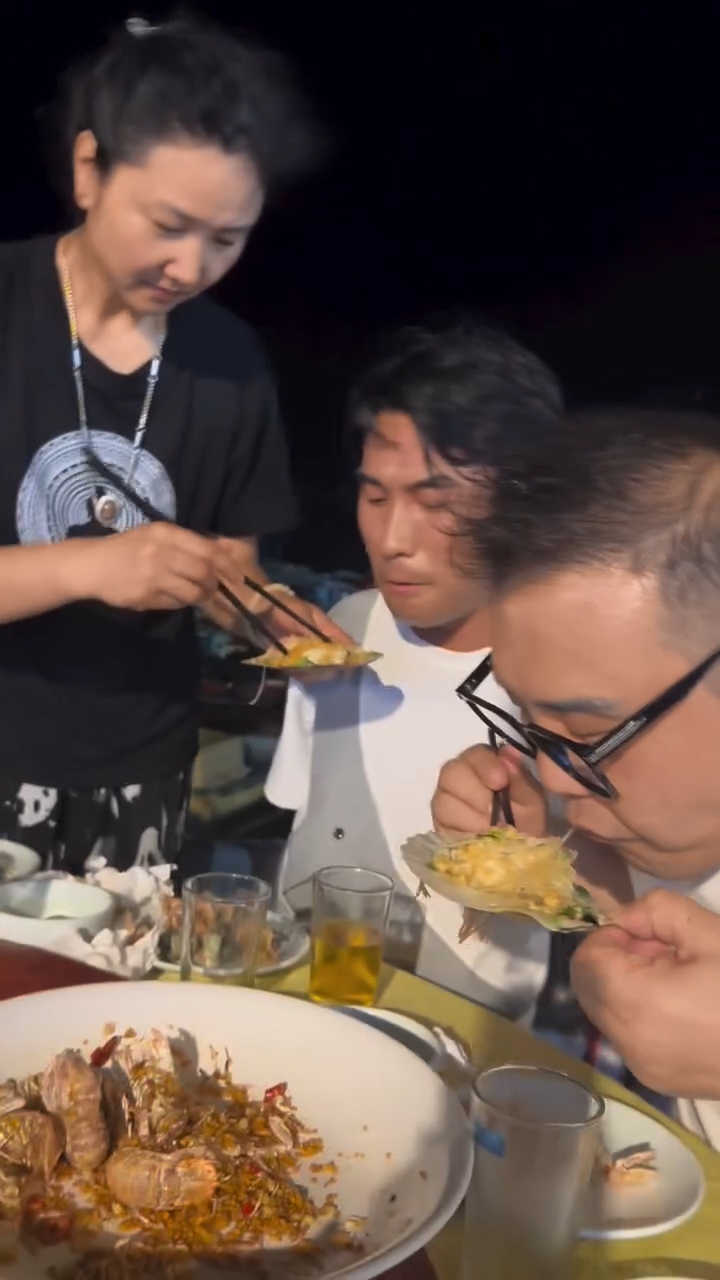 李金凱身邊有一神秘女子貼身照顧,原來她是李金凱的二姐。 李金凱身邊有一神秘女子貼身照顧,原來她是李金凱的二姐。