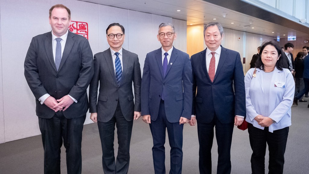 證監會法規執行部高級總監Ross McKechnie、保監局行政總監張雲正、廉政專員胡英明、會財局主席黃天祐以及會財局署任行政總裁及執行董事賴翠碧(由左至右)出席課程結業禮。廉署提供