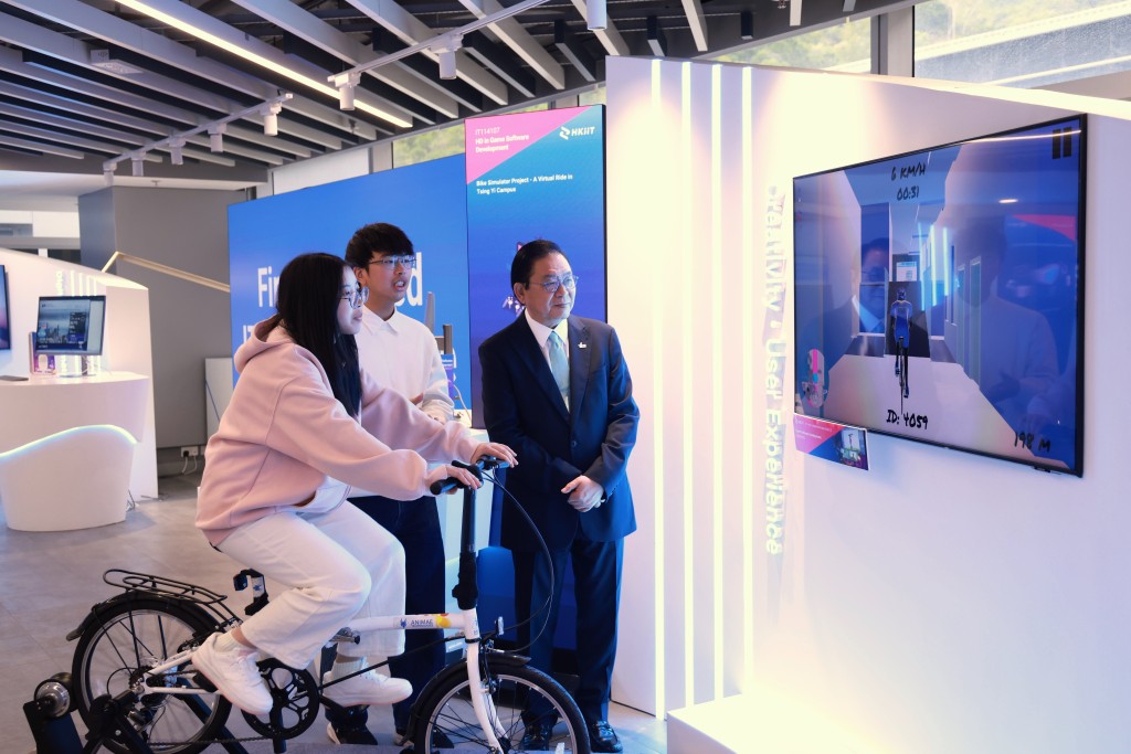 林健鋒（右）認為職專教育與傳統學術教育雙軌並行，培育人才貢獻香港及國家發展。